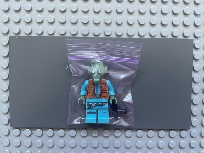 lego Star Wars sw0898 Greedo minifigure- Medium Nougat Vest, Belt on Legs and Torso, Medium Azure Legs