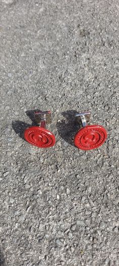 Vintage jewelry is sold individually for 5 to 10 euros