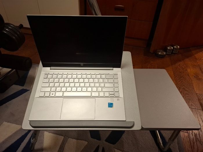 Adjustable laptop tray