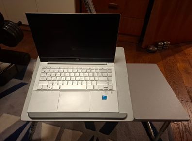 Adjustable laptop tray