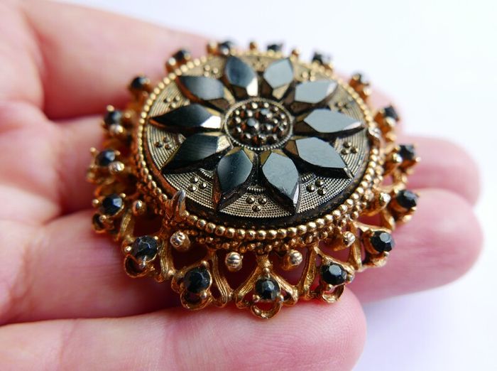 Antique Beautiful Florenza Goldtone Gilt Jet Art Brooch Pin