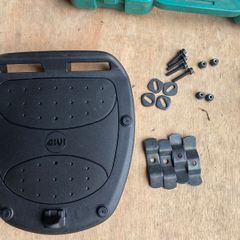 Universal Givi Monolock Plate with hardware NEW