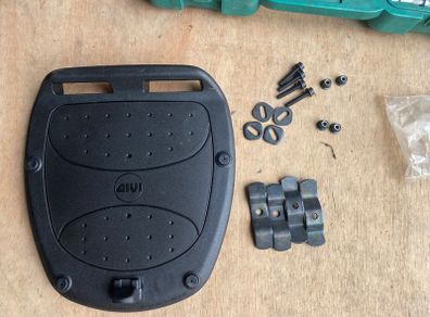 Universal Givi Monolock Plate with hardware NEW