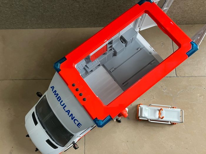 Bruder 1:16 Mercedes Sprinter Ambulance + Figure (Lights & Sound)