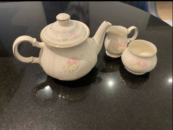 Reduced Sadler Vintage English three piece set matching teapot sugar bowl and jug