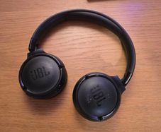 JBL 520BT wireless headphones