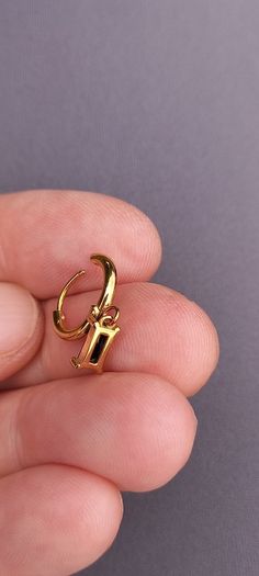 Vintage jewelry is sold individually for 5 to 10 euros