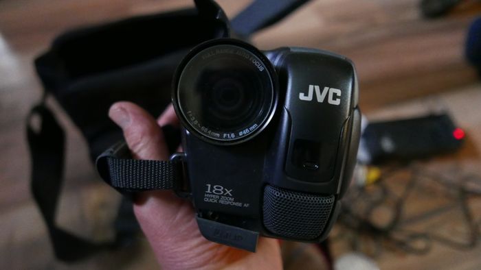 JVC GR-AX337E Compact VHS Camcorder + Carry Bag & Charger (the battery doesn't hold a charge - it works perfectly on the charger)