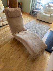 chaise longe/lounging chair