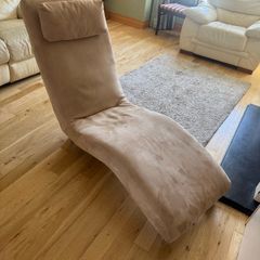 chaise longe/lounging chair