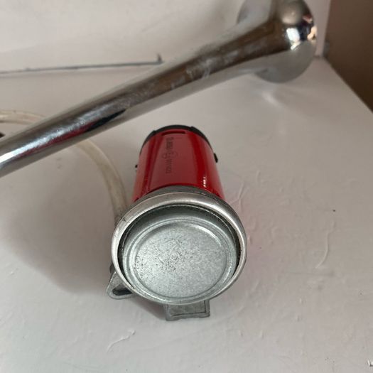 Single-trumpet air horn with electric compressor and clear air tubing