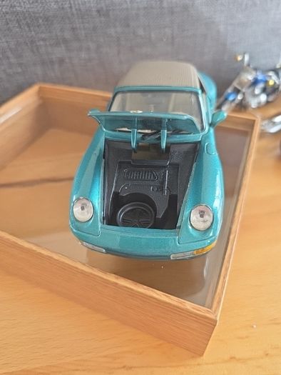 Welly Porsche 911 Carrera Cabriolet (993) 1:24 Diecast Model