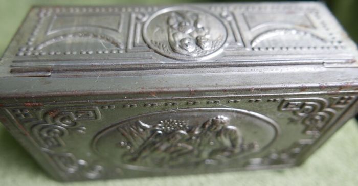 Vintage 1930 s Tin For State Express. Ornate Vintage State Express 333 Metal Tin With Wood Lining