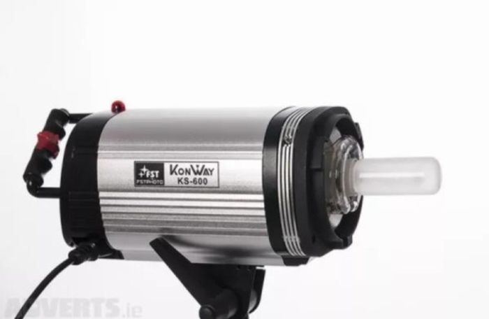 FST Kon Way Professional Studio Flash Kit 600W.