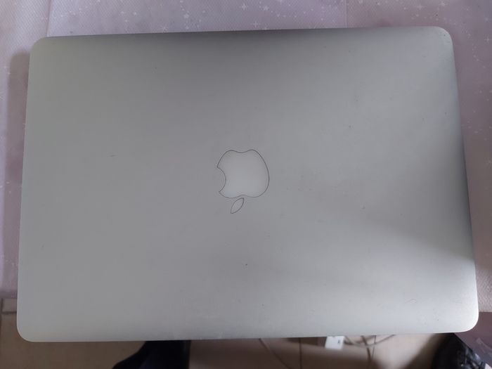 Apple MacBook Air, Intel Core i5, 1.4GHz, 4GB Ram DDR3, 121GB SSD, 13.3 inch screen, in excellent condition