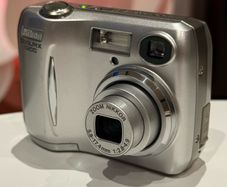 VINTAGE Nikon Coolpix 3200 Digicam 3.2MP CCD Sensor Camera + Case