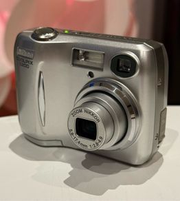 VINTAGE Nikon Coolpix 3200 Digicam 3.2MP CCD Sensor Camera + Case