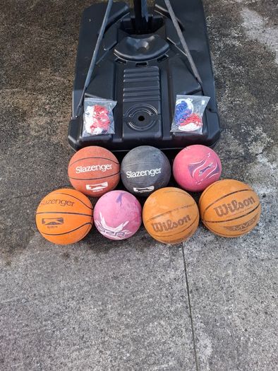 Everlast Basketball Hoop/Stand c/w 7 basket balls and nets
