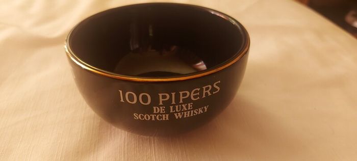 100 pipers De Luxe bowl unusual scotch whisky bowl ,buyer collects or pays postage, sold as seen ,hard to come by,