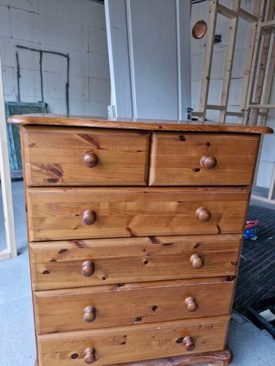 chest of drawers