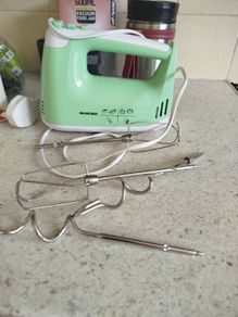 hand mixer with 4 beaters.