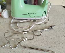 hand mixer with 4 beaters.