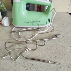 hand mixer with 4 beaters.