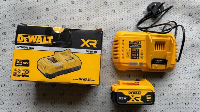 DeWalt 18V Fast Charger and 1 Battery 18V