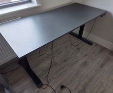 Electronic standing desk