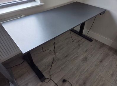 Electronic standing desk