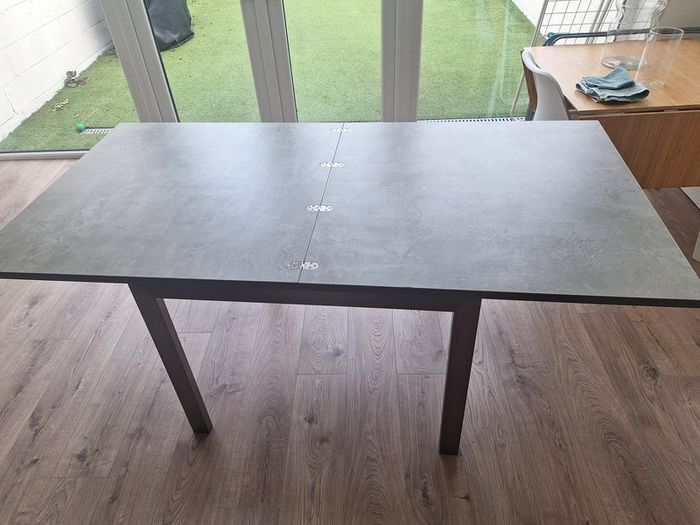 Extendable dining table