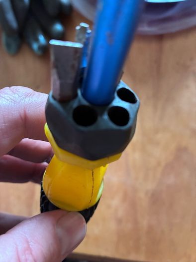 Magnetic extending screwdriver with 4 drill bits