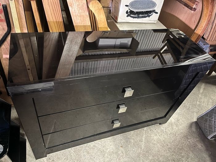 Chest of drawers