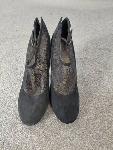 Oasis heels with lace details