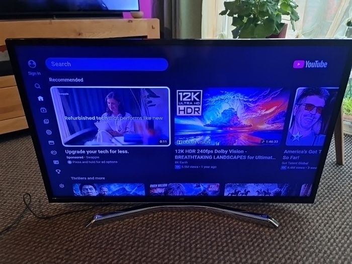 JVC 40" Smart tv Read description