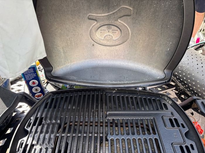 Weber Q 2000 Gas BBQ with Stand Used ONCE