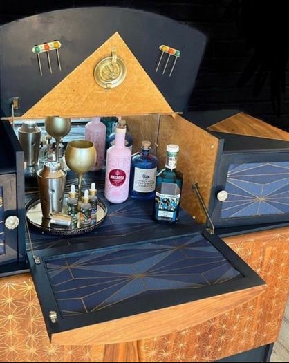 Delivery Available! Stunning Vintage Sideboard Cocktail Cabinet/Drinks Cabinet/ Sideboard