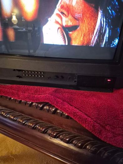 Vintage  20" Mitsubishi Tv & Remote