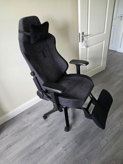 Secretlab Titan gaming chair with footrest - grey fabric