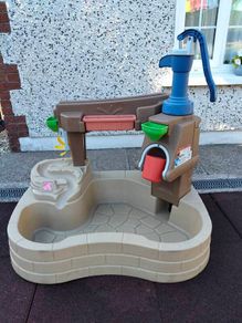 kids pump and splash water pond