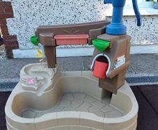 kids pump and splash water pond