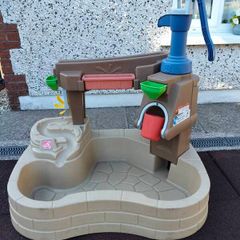 kids pump and splash water pond