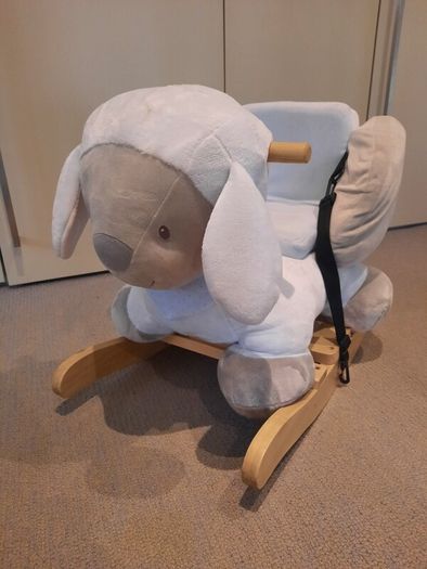 Beautiful Plush Lamb Baby Rocker. Excellent Condition