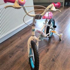 Kids Bike with Stablisers. 14inch size.