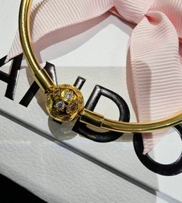 Pandora Moments Gold P Sparkling Pave Bangle Size 20cm Brand New