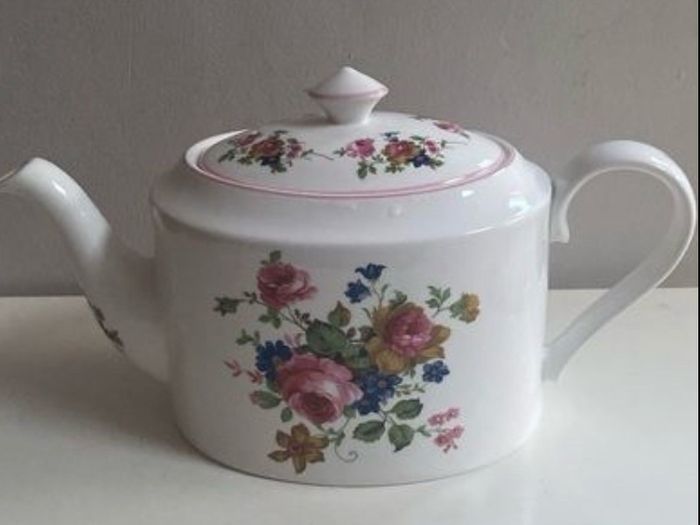 Fabulous Royal Albert Astbury  pattern tea pot