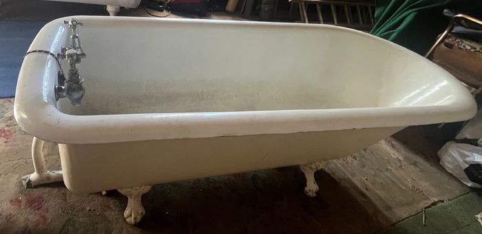 Elegant Antique Original Cast-Iron Bath (6ft)