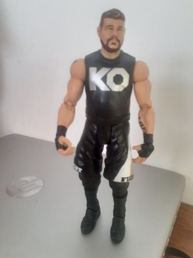 8 WWE wrestlers and Belt included