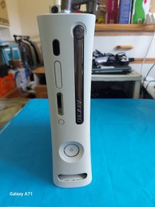 XBOX 360 Console, White, Comes with Power adaptor, Powers on and off, Dont know any More