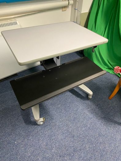 Standing desk - Sit / Stand - No electricity needed